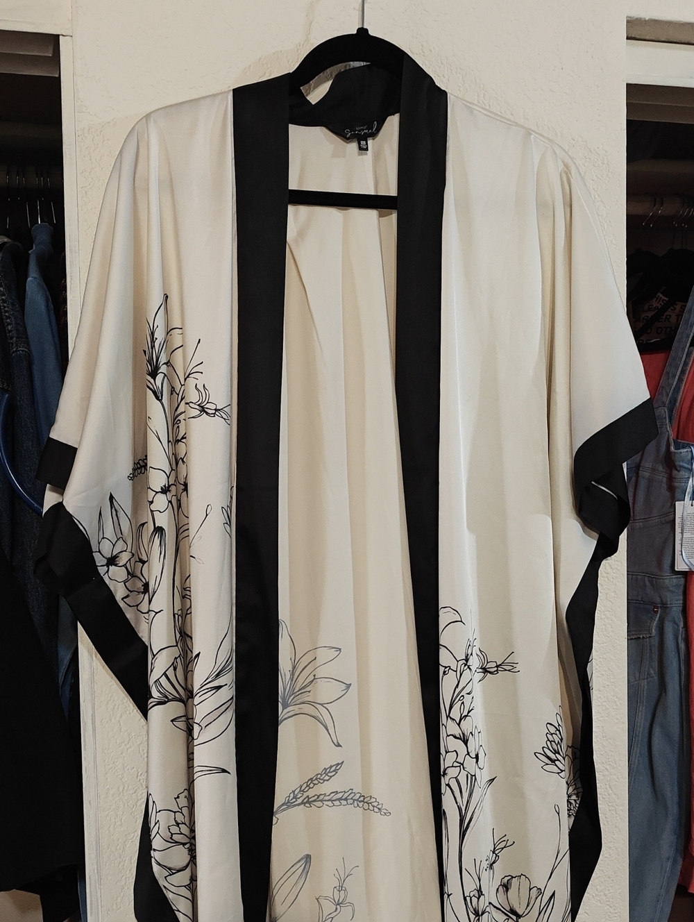 Soma Cream and Black Floral Satin Kimono Robe